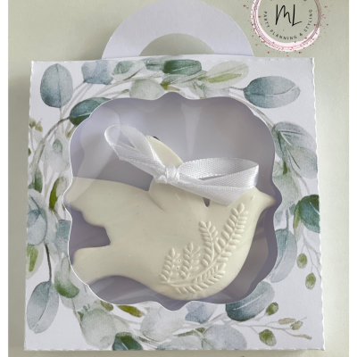 Sabonete em forma de pomba branca com laço em caixa decorada