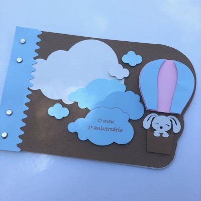 Convite de aniversário com nuvens, balão de ar quente e cão em papel colorido