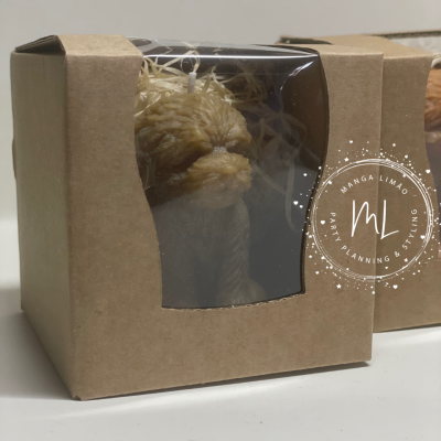 Caixa de cartão com vela decorativa de cabeça de cão e logótipo MANGA LIMÃO