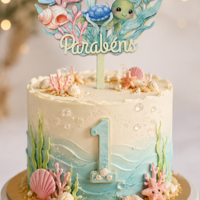 Bolo de aniversário com decoração marinha e placa Parabéns