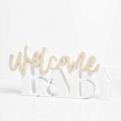 Objeto decorativo com as palavras BABY em branco e welcome em bege