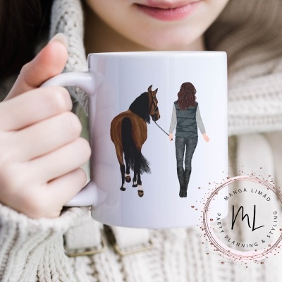 Caneca branca com ilustração de mulher e cavalo, mão segurando