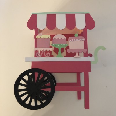 Carrinho decorativo em papel com bolos e roda preta