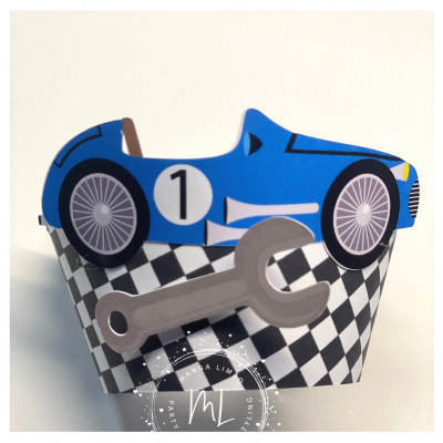 Decoração de cupcake com carro de corrida azul e ferramenta