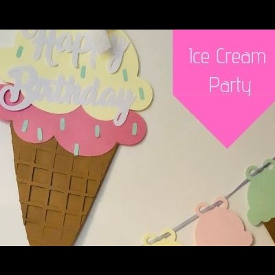 Decoração de festa com cone de gelado de papel e faixa com mini gelados coloridos
