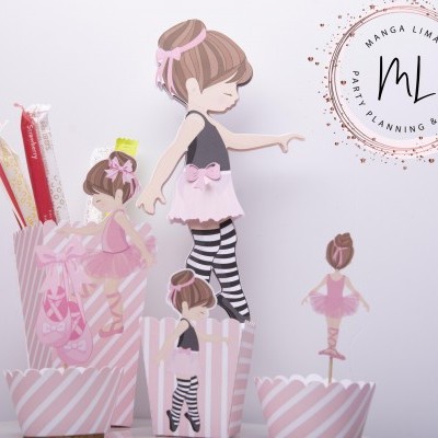 Decoração para festa infantil com bailarinas em papel e embalagens riscas cor-de-rosa