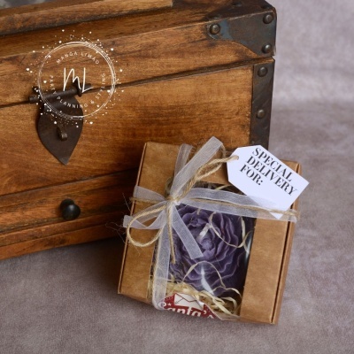 Caixa artesanal castanha com fita e sabonete ou vela roxa e etiqueta especial