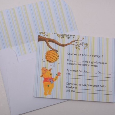 Convite infantil com urso e colmeia e envelope às riscas azuis, amarelas e brancas