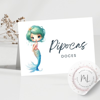 Cartão com ilustração de sereia verde e texto Pipocas Doces junto a selo redondo Manga Lima