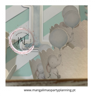 Copos de papel com elefante e balão azul