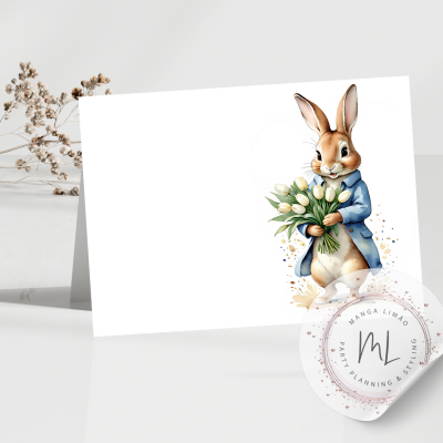 Cartão dobrável branco com ilustração de coelho e selo redondo de marca