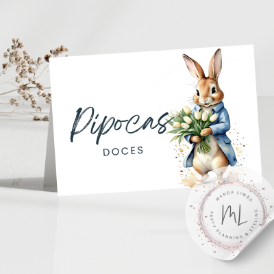Cartão branco com texto Pipocas Doces e ilustração de coelho com ramo de tulipas