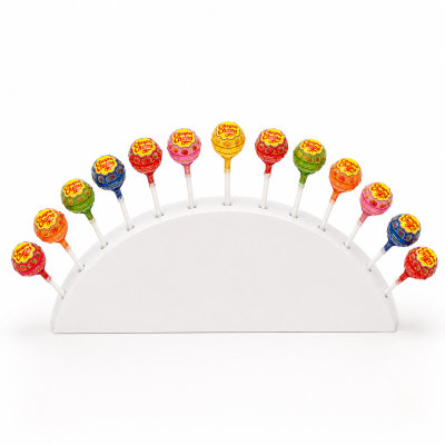 Pirulitos Chupa Chups coloridos em suporte branco semicircular