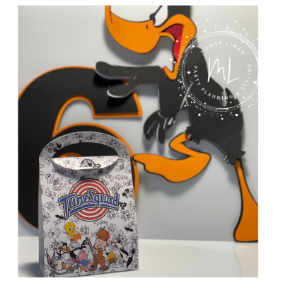 Caixa decorativa Tune Squad com personagens da Looney Tunes e recorte do Patolino ao fundo