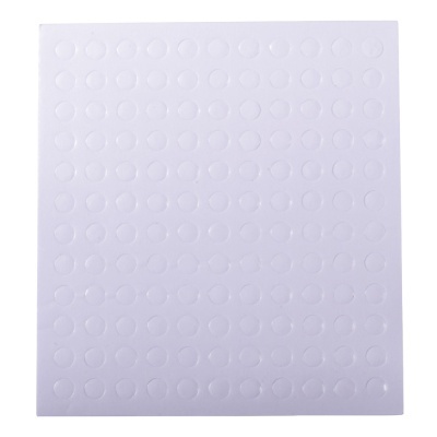 Folha branca com pontos transparentes em relevo