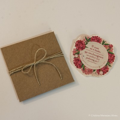 Envelope castanho com corda e etiqueta floral com texto