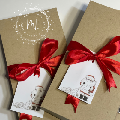 Presentes embrulhados em papel kraft com fitas vermelhas e etiquetas de Pai Natal