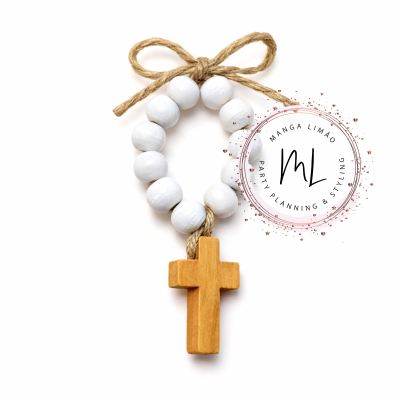Pulseira de contas brancas com cruz de madeira e laço de cordão rústico