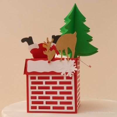 Decoração de papel 3D com chaminé vermelha, Pai Natal, veado dourado e árvore de Natal verde