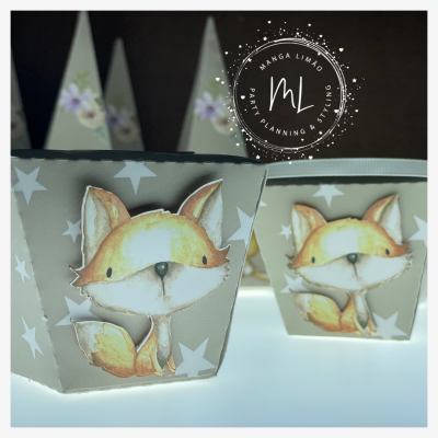 Recipientes cinzentos com estrelas brancas e ilustração de raposa