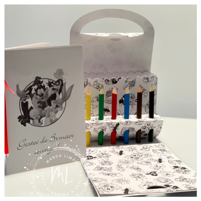 Conjunto de lápis de cor com embalagem decorada e livro infantil com ilustrações a preto e branco