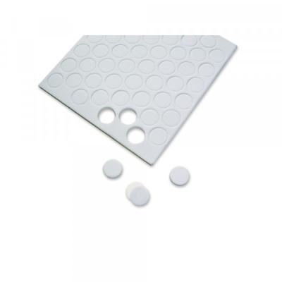 Placa branca com círculos gravados e discos brancos removidos