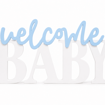 Decoração em madeira com as palavras welcome baby em azul e branco