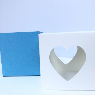 Caixas de papel azul e branca com recorte de coração