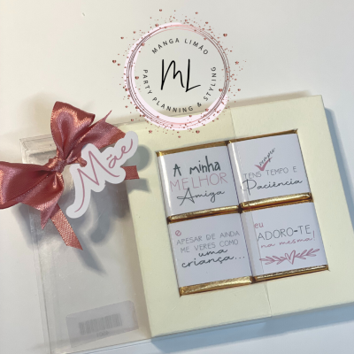 Caixa de chocolates com mensagens para mãe e caixa com laço rosa