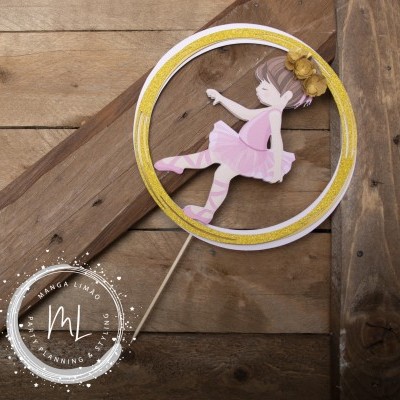 Adorno decorativo de bailarina em papel rosa com círculo dourado e vareta de madeira