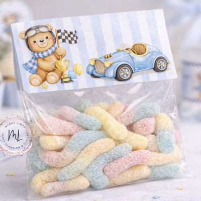 Pacote de chokitos coloridos com etiqueta infantil de urso e carro azul