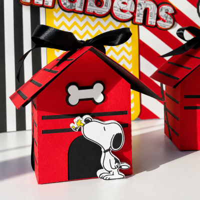 Embalagem casinha de cão vermelha e preta com Snoopy e laço preto