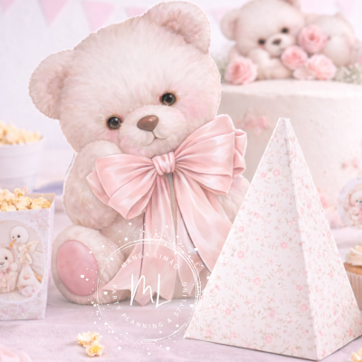 Urso de peluche branco com laço rosa e caixa decorativa em cenário com bolo e pipocas.
