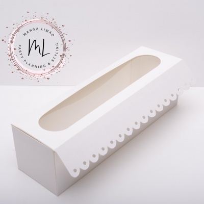 Caixa branca com janela oval e borda decorativa recortada