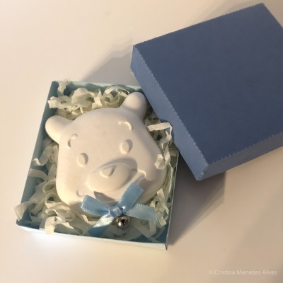 sabonete em forma de urso numa caixa azul com palha branca