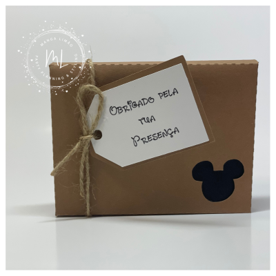 Caixa castanha com cartão de agradecimento e silhueta do Mickey Mouse