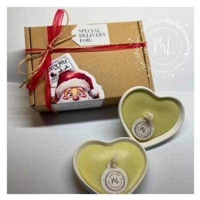 Caixa decorada com fita vermelha e velas em forma de coração