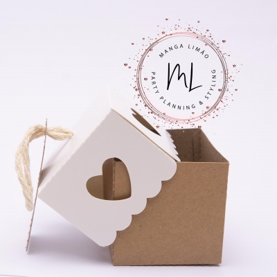 Caixa de papelão com tampa branca decorativa e recorte de coração