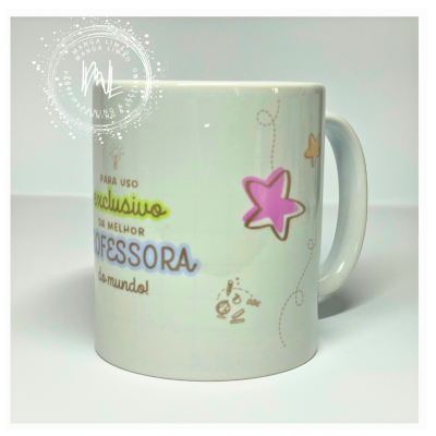 Caneca branca com decoração e texto em português