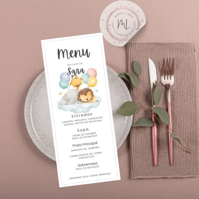 Menu para batizado com ilustração de animais e balões sobre um prato branco e talheres