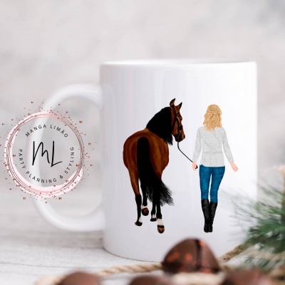 Caneca branca com ilustração de mulher e cavalo vistos de costas.