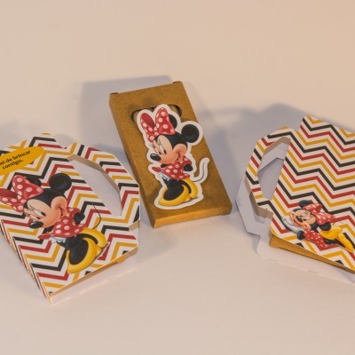 Caixas de presente com imagens da Minnie e riscas coloridas.
