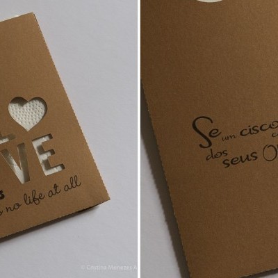 embalagem de cartão reciclado castanho com texto recortado e impresso e recorte em forma de coração