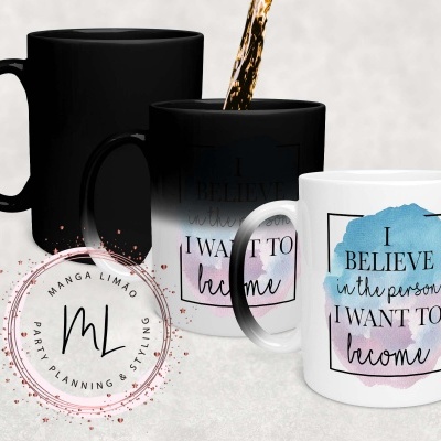 Três canecas: preta, preta com texto e branca com frase motivacional em cores azul e rosa