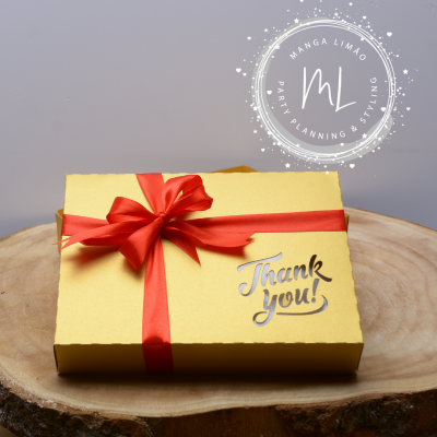 Caixa de presente amarela com laço vermelho e texto 'Thank you!'