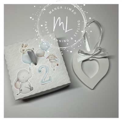 Cartão de aniversário com ilustrações de animais e ornamento em forma de coração