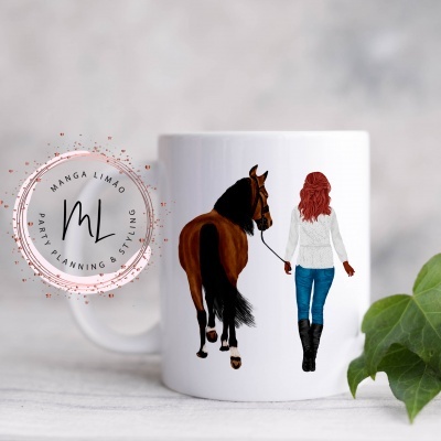 Caneca branca com ilustração de mulher e cavalo ao lado e logótipo circular