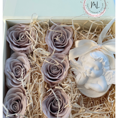 Caixa com rosas artificiais lilás e anjo decorativo