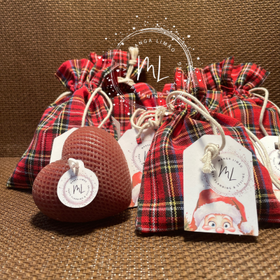 Velas em forma de coração e sacos xadrez com etiquetas de Pai Natal