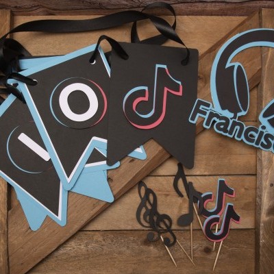 Decorações temáticas do TikTok em papel com o nome Francisco sobre madeira